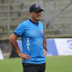 “Quería dirigir en Chile; mandé correos a los 32 clubes”