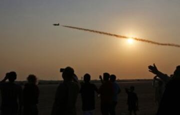 Los espectadores observan las acrobacias de los aviones L-39 Albatross del equipo Latvian Baltic Bees.