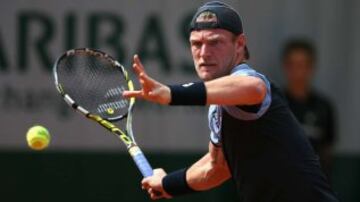 - World number 95 Groth has won just two matches on the main tour all year, the most recent of which came in March. The 28-year-old hasn't played on clay in 2016. Has played just one match at Roland Garros -- a first round loss to Pablo Cuevas in 2015. Be