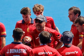 Max Caldas, dando instrucciones a sus jugadores durante este campeonato olímpico.
