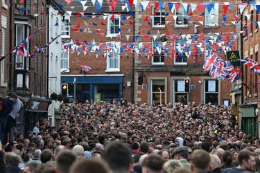 El balón es lanzado por encima de la multitud durante el partido de fútbol medieval 'Shrovetide'.