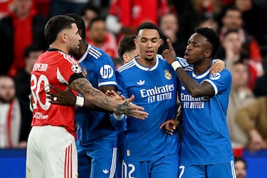 Compañeros del delantero brasileño del Real Madrid tuvieron que separar a ambos jugadores para que la situación no fuera a más.