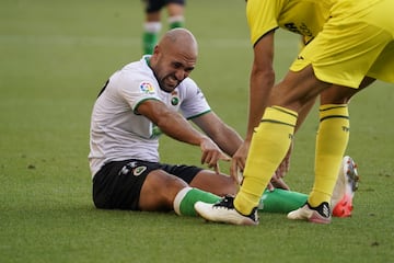 Unai Medina acabó el partido frente al Villarreal B casi cojo por problemas musculares.