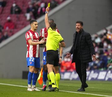 El árbitro Figueroa Vázquez, enseña la tarjeta amarilla a Simeone. 
