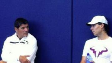 Toni y Rafa Nadal charlan durante el primer entrenamiento del balear desde su lesión en Wimbledon.