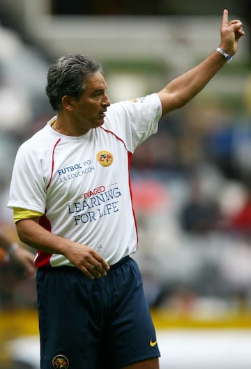 Aunque tuvo al genio Manuel Lapuente como su maestro, Farfán no terminó por aprender bien ya que su paso por las Águilas fracasó, siendo en su segunda etapa (2000) cuando perdió seis partidos de los nueve que disputó.
