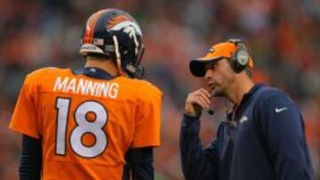 Adam Gase, nuevo entrenador de los Miami Dolphins, habla con Peyton Manning en sus tiempos de coordinador ofensivo de los Denver Broncos.