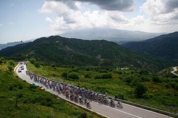 El pelotón durante la quinta etapa del Giro de Italia 2022 con un recorrido 174 kilómetros entre Catania y Messina.
