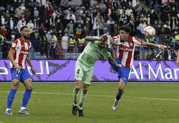 El árbitro Cuadra Fernández, tras revisar la jugada en el VAR, expulsa a José María Giménez por una entrada con los tacos por delante a Íñigo Martínez.