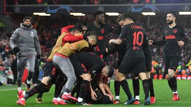 Los jugadores del Atlético celebran uno de los goles de Llorente en Anfield.