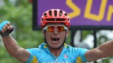 Kazakhstan&#039;s Alexandre Vinokourov celebrates as he crosses the finish line to win the men&#039;s cycling road race event in London during the London 2012 Olympic games on July e28, 2012. AFP PHOTO/CARL DE SOUZA