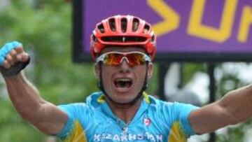 Kazakhstan&#039;s Alexandre Vinokourov celebrates as he crosses the finish line to win the men&#039;s cycling road race event in London during the London 2012 Olympic games on July e28, 2012. AFP PHOTO/CARL DE SOUZA