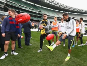 Cristiano Ronaldo juega con el balón de fútbol australiano.