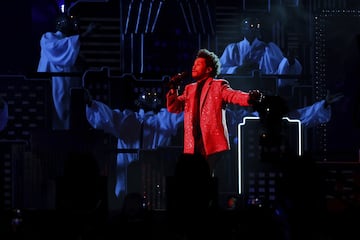 Con su característico traje rojo y una camisa y pantalones negros, The Weeknd se apoderó del Super Bowl LV