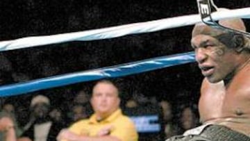 <b>TRISTE DESPEDIDA. </b>Mike Tyson, hundido entre las cuerdas tras ser derribado por el púgil irlandés Kevin McBride el pasado sábado en el MCI de Washington.