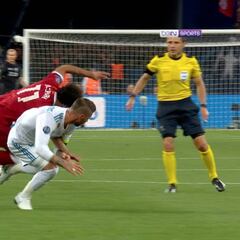 Salah se fue llorando lesionado por esta acción con Ramos