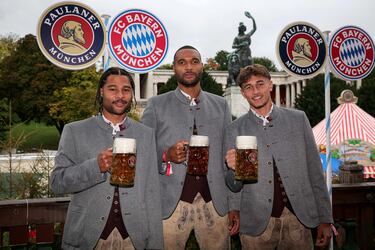 Serge Gnabry con Jonathan Tah y Tom Bischof durante la fiesta del Oktoberfest celebrada en Múnich.
