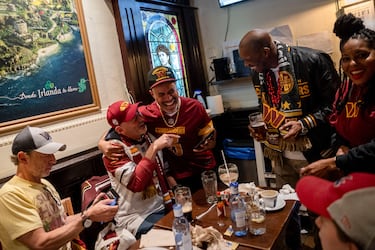 Seguidores de los Washigton Commanders congregados en un bar para seguir el partido de liga.
