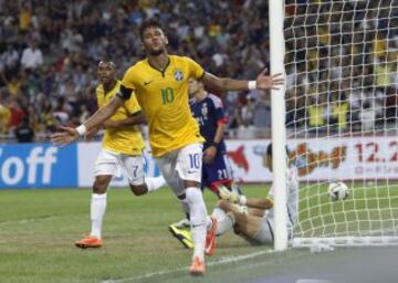 Neymar celebra su cuarto gol contra Japón durante su partido amistoso de fútbol en el estadio nacional de Singapur