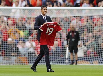 El defensa francés ha sido presentado antes del encuentro que ha disputado su nuevo club (Manchester United) frente al Leeds United Football Club. La afición le recibió calurosamente.