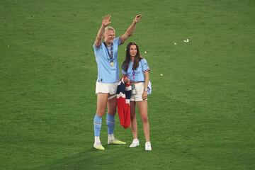 El delantero noruego del Manchester City celebró la victoria en la final de la Champions League 2023 sobre el césped del Estadio Olímpico Atatürk junto a su pareja sentimental Isabel Haugseng.