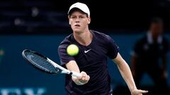 Paris (France), 31/10/2022.- Jannick Sinner of Italy in action during his first round match against Marc-Andrea Huesler of Switzerland at the Rolex Paris Masters tennis tournament in Paris, France, 31 October 2022. (Tenis, Francia, Italia, Suiza) EFE/EPA/YOAN VALAT
