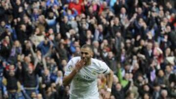 Benzema celebra uno de sus dos goles.