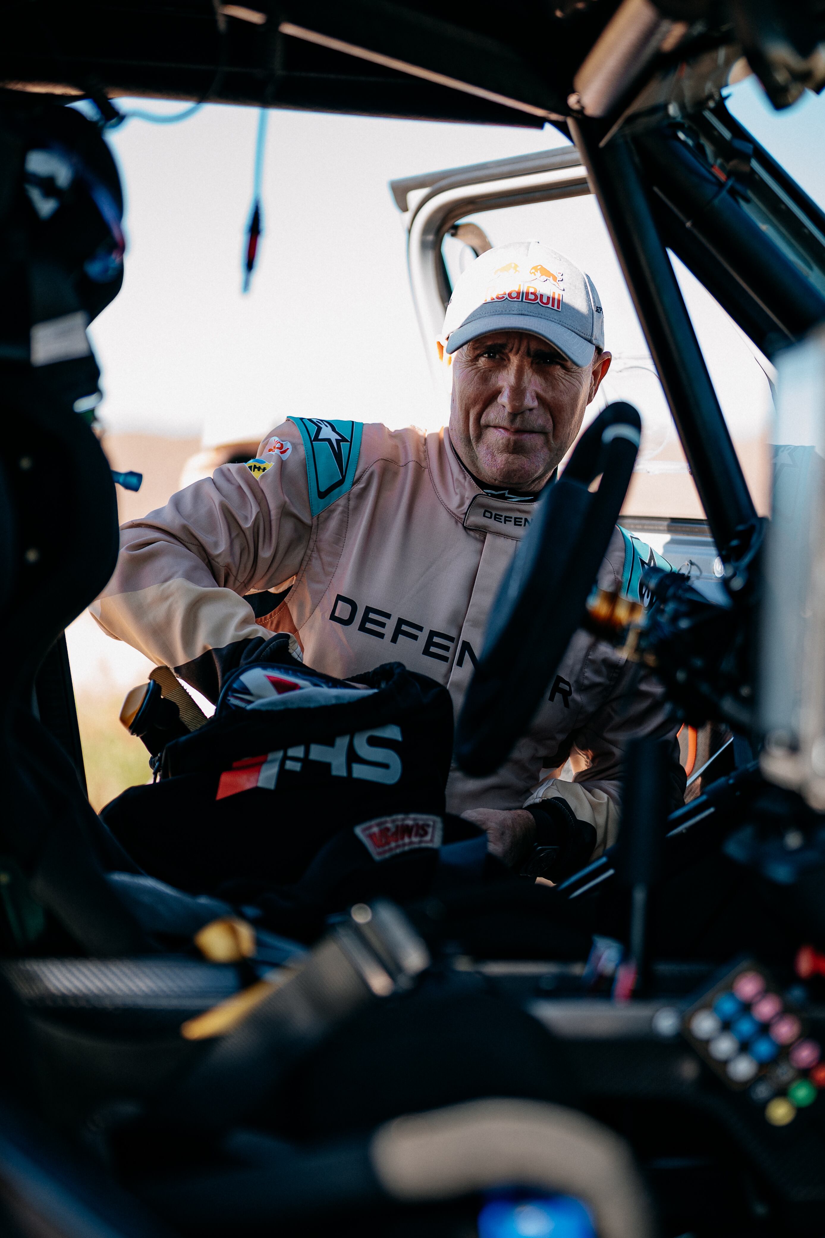 Peterhansel, piloto de Defender en el Dakar 2026, durante un test en Yanbu.