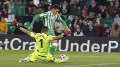 Tello y Rulli en una jugada de peligro favorable al Betis