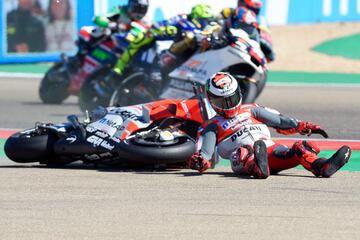 Jorge Lorenzo perdió el control de su moto en la primera curva del Gran Premio Premio de Aragón y abandonó la carrera tras una aparatosa caída. 