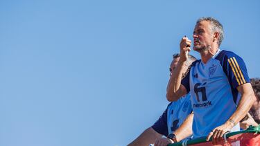 LAS ROZAS (MADRID), 20/09/2022.- El seleccionador nacional, Luis Enrique, estrena un innovador sistema de intercomunicación durante el entrenamiento realizado este martes en la Ciudad del Fútbol de Las Rozas. EFE/RFEF/Pablo García / - SOLO USO EDITORIAL/SOLO DISPONIBLE PARA ILUSTRAR LA NOTICIA QUE ACOMPAÑA (CRÉDITO OBLIGATORIO) -