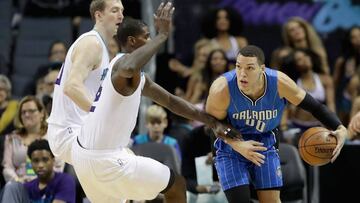CHARLOTTE, NC - MARCH 10: Teammates Cody Zeller #40 and Marvin Williams #2 of the Charlotte Hornets try to stop Aaron Gordon #00 of the Orlando Magic during their game at Spectrum Center on March 10, 2017 in Charlotte, North Carolina. NOTE TO USER: User expressly acknowledges and agrees that, by downloading and or using this photograph, User is consenting to the terms and conditions of the Getty Images License Agreement. Streeter Lecka/Getty Images/AFP
== FOR NEWSPAPERS, INTERNET, TELCOS & TELEVISION USE ONLY ==
