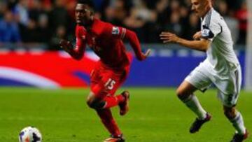Sturridge pelea con Shelvey por hacerse con el control del balón.