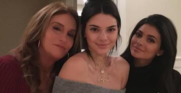 Caitlyn Jenner junto a sus hijas Kendall y Kylie Jenner.