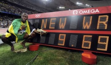 En los Juegos Olímpicos de Pekín 2008 consiguió en los 100m un registro de 9,69. También en los 200m implantó una nueva marca mundial en 19,30 y en la carrera de relevos 4×100 junto a sus compañeros jamaicanos Nesta Carter, Michael Frater y Asafa Powell marcaron el registro mundial y olímpico en 37,10. Tales hazañas le consagraron como el primer atleta en ganar tres pruebas olímpicas desde Carl Lewis en 1984. 
En la imagen Usain Bolt posa con su nuevo récord mundial en los 100m.