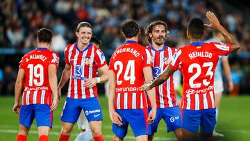VIGO (PONTEVEDRA), 26/09/2024.- El delantero argentino del Atlético de Madrid Julián Álvarez (i) celebra su gol durante el partido de LaLiga en Primera División que Celta de Vigo y Atlético de Madrid disputan este jueves en el estadio de Balaídos. EFE/Salvador Sas