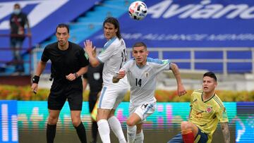 Torreira se adelanta a James en el duelo entre Colombia y Uruguay.