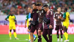 HOUSTON, TEXAS - JUNE 22: Edson Alvarez of Mexico exits the pitch with the help of the medical team during the CONMEBOL Copa America 2024 Group B match between Mexico and Jamaica at NRG Stadium on June 22, 2024 in Houston, Texas.   Hector Vivas/Getty Images/AFP (Photo by Hector Vivas / GETTY IMAGES NORTH AMERICA / Getty Images via AFP)