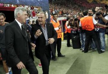 Ancelotti y Terim se saludan antes del partido.