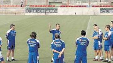 <b>VOLVER A EMPEZAR.</b> Víctor y su equipo, reunidos en círculo en la ofi cina de la Ciudad Deportiva: el técnico puso ritmo y mucho balón.