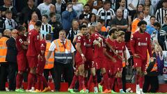 Jugadores de Liverpool celebrando el agónico gol que les dio el triunfo 2-1 sobre Newcastle United.