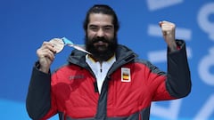 Hernández celebrates rare Spain medal as Svindal makes history