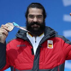Hernández celebrates rare Spain medal as Svindal makes history