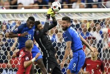 Rui Patricio intenta atrapar el balón. 