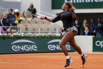 Serena, con la falda ya remangada.