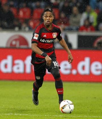 El brasile?o juega de defensa y su equipo actual es el Bayer 04 Leverkusen de la Bundesliga Alemana.