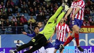 <b>OCASIÓN.</b> Jurado tuvo la oportunidad de marcar con este cabezazo. Renan se estiró para interceptar el testarazo y finalmente la pelota salió fuera de los tres palos.