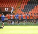 El Valencia se entrena sin los internacionales y sin Negredo