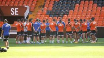 Nuno da una charla al grupo.