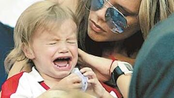 El hijo pequeño de Beckham patalea como buen inglés y hasta se acuerda de su abuelo, el padre de su padre, por el penalti fallado.